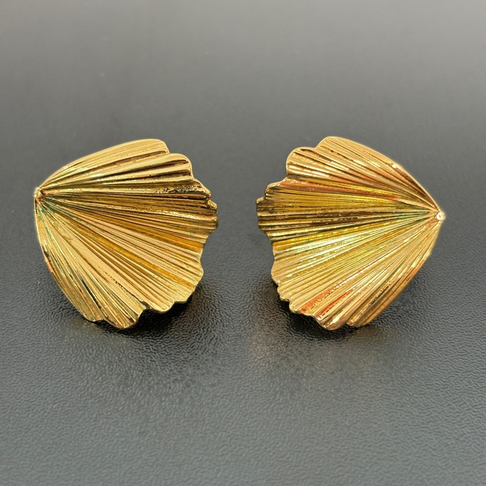 Trifari Women Clip On Earrings OS Gold Shell Vintage‎ Ribbed Scalloped 9404